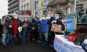 Berlin’de çiftçiler traktörlerle eylem yaptı