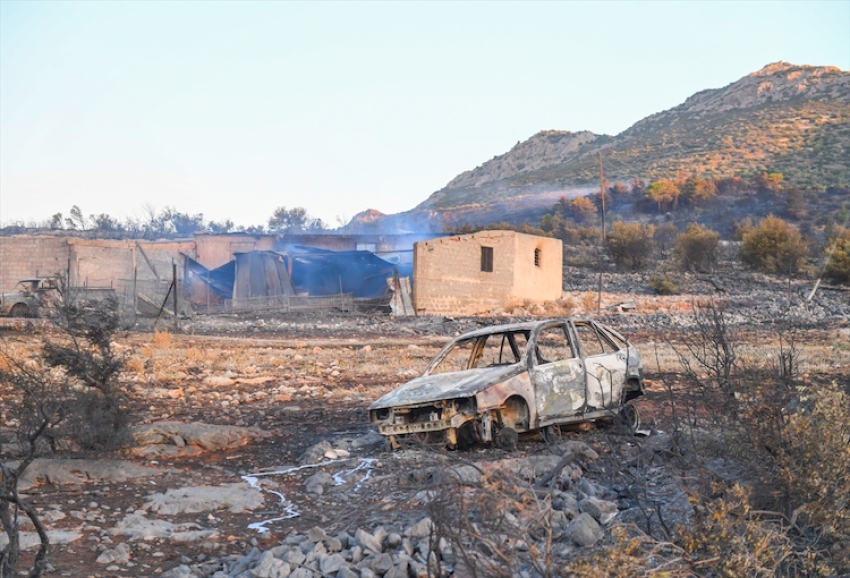 Yunanistan'ın Prodromos köyünde orman yangınları devam ediyor