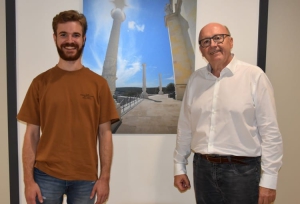 Landrat Martin Neumeyer (r.) mit dem Akkordeonisten Josef Wallner im Landratsamt Kelheim. Foto: Margarita Limmer, Landratsamt Kelheim