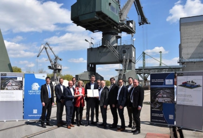 Der Bayer. Staatsminister für Wissenschaft und Kunst, Markus Blume (6.v.l.), hat das TTZ „Wasserstoff-Cluster Donau“ am Hafen Kelheim/Saal offiziell eröffnet. Lukas Sendtner, Landratsamt
