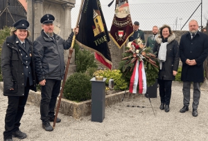 Landrat Thomas Eberth (rechts) mit der 2. Bürgermeisterin von Ochsenfurt Rosa Behon (2. von rechts) und Vertretern der Freiwilligen Feuerwehr und des Schützenvereins von Tückelhausen bei der Gedenkfeier zum Volkstrauertag.  Foto: Michael Grönert