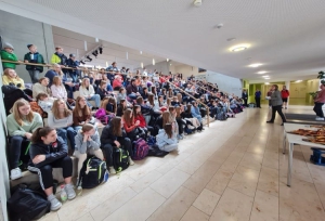 Motivierende Worte der stellvertretenden Landrätin Karen Heußner: Die zahlreichen Teilnehmerinnen und Teilnehmer konnten beim Kreisschwimmfest in der Realschule am Maindreieck in Ochsenfurt endlich wieder ihr Können im Becken unter Beweis stellen. Foto: Sandra Handke