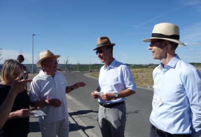 Bildunterschrift: Oberbürgermeister Christian Schuchardt und Gartenamtsleiter Dr. Helge Foto: Bert Grob im Gespräch mit Bürgern