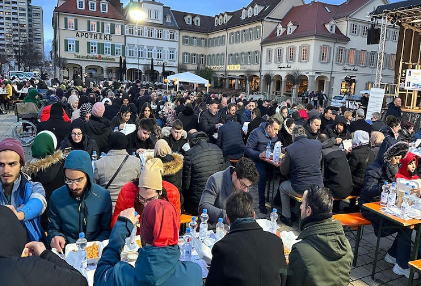 Almanya'nın Ludwigsburg kentinde Müslümanlar ve Almanlar iftarda buluştu