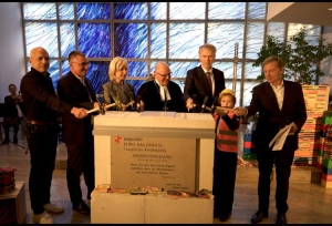 Hammerschlag bei der Grundsteinlegung des Neubaus der Cnopfschen Kinderklinik: von links: Dipl. Ing. Sven Nebgen (Architekt), Prof. Dr. Michael Schroth (Ärztlicher Direktor der Cnopfschen Kinderklinik), Prof. Dr. Julia Lehner (2. Bürgermeisterin der Stadt Nürnberg), Dr. Mathias Hartmann (Vorstandsvorsitzender von Diakoneo), Dr. Winfried Brechmann (Amtschef im Bayerischen Staatsministerium für Gesundheit und Pflege), Emma Therese Kranzfelder, Michael Kilb (Vorstand Gesundheit) Foto:  Diakoneo / Matthias Rex