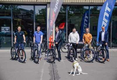 Im Bild von links nach rechts: Felix Schmitt, Inhaber fxsports, Daniel Redelberger, Vorsitzender des SJR Würzburg, Oberbürgermeister Christian Schuchardt, Luciano Kutger, Förderverein JUZ Zoom, Lukas Königer, Würzburg Riders e.V. und Gunther Kunze, Fachbereichsleiter Jugend und Familie Stadt Würzburg Vorne im Bild: Carlos  Foto: Kristin Funk