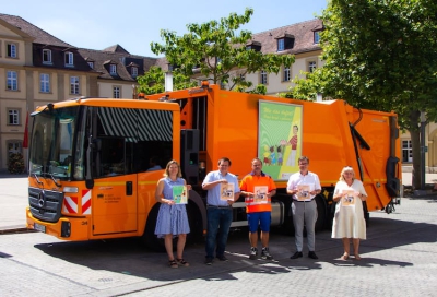 Papa kriegt’s gebacken: Plakatkampagne spielt mit Nostalgie-Motiven bei der Herausforderung, Beruf und Familie gut zu vereinen: Daniela Autering von der Gleichstellungsstelle, Stadtreiniger-Betriebsleiter Philipp Kuhn, Fahrer Ralf Möhring, Oberbürgermeister Christian Schuchardt und Gleichstellungsbeauftragte Petra Müller-März (von links). Foto: Georg Wagenbrenner