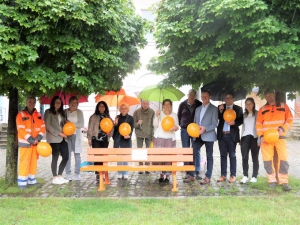 Die „Orangene Bank“ des Landkreises Würzburg setzt ein Zeichen gegen Gewalt an Frauen. Bei der Übergabe der Bank von Ochsenfurt nach Aub waren vertreten: Wilfried Hein (Bauhof Stadt Aub), Hannah Winzig (Bauamt Verwaltungsgemeinschaft Aub), Margit Schreiber (Förderwesen VG Aub), Carmen Schiller (Gleichstellungsbeauftragte Landkreis Würzburg), Annette Barreca (Präsidentin Zonta Club Würzburg Electra), Dr. Franz Merkel (Stadtrat), Christine Haupt-Kreutzer (stellvertretende Landrätin), Heribert Neckermann (Bürgermeister Sonderhofen), Peter Juks (Bürgermeister Ochsenfurt), Roman Menth (Bürgermeister Aub), Judith Kammleiter (Geschäftsleitung VG Aub) und Frank Jacob (Bauhofleiter Stadt Aub).  Foto: Christian Schuster