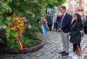 Foto: Oberbürgermeister Christian Schuchardt und Serenada Schneeberger legten am Mahnmal für Sinti und Roma Gedenkkränze nieder. Foto: Claudia Lother