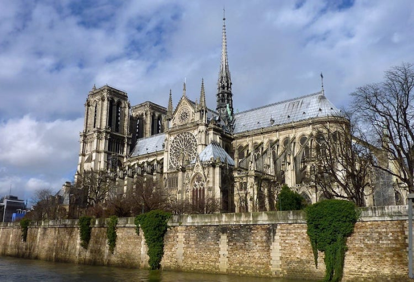 Fransa'da 2019'da yanan tarihi Notre Dame Katedrali'nin restorasyonu henüz tamamlanmadı