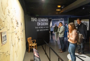 Bei der Besichtigung der Ausstellung im Memorial in Caen. Foto: Christian Weiß