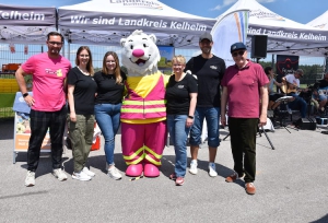 Veranstalter_und_Trennbär: Das Team der Kommunalen Abfallwirtschaft und der Aktion „Deutschland trennt. Du auch?“ sowie Landrat Martin Neumeyer (r.) mit dem Trenn-Bären, der eines der Highlights beim Wertstoffhofkonzert in Arnhofen war.