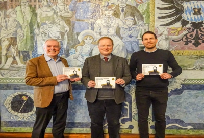 v.li. Stefan Rettner (Vorsitzender der Bürgervereinigung Heidingsfeld), Dr. Axel Metz (Leiter des Stadtarchivs) und André Dorscheid (FB Stadtplanung) mit der neuen Broschüre zur Geschichte Heidingsfelds. Foto: Massimo Falabretti