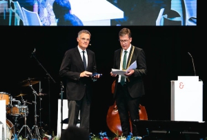 Auszeichnung bei Verabschiedung: Claus Bolza-Schünemann erhält von Oberbürgermeister Christian Schuchardt die Silberne Stadtplakette. Foto: Max Graf