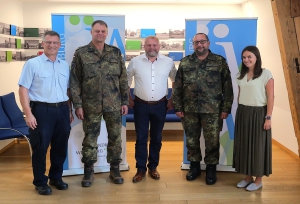 Abschied und Antrittsbesuch am Landratsamt Würzburg: Landrat Thomas Eberth verabschiedete den scheidenden stellvertretenden Kommandeur der 10. Panzerdivision in Veitshöchheim Brigadegeneral Michael Podzus (2.v.l.) und hieß dessen Nachfolger Brigadegeneral André Abed (2.v.r.) bei einem persönlichen Treffen am Landratsamt Würzburg willkommen. Als Vertreter des Katastrophenschutzes im Landkreis Würzburg wohnten dem Treffen auch Kreisbrandrat Michael Reitzenstein und Geschäftsbereichsleiterin Kommunales, Sicherheit und Verkehr Nina Opfermann bei.     Foto: Christian Schuster