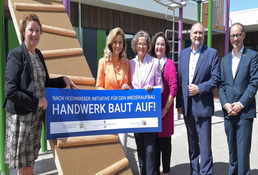 Ministerin Scharrenbach besucht mit Vertretern des Handwerks einen nach der Flut wiedereröffneten Betrieb und eine klimaresilient und nachhaltig wiederaufgebaute Schule