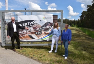 Landrat Martin Neumeyer, Abfallberaterin Katharina Spreider und Michaela Kilic, die Sachgebietsleiterin der Kommunalen Abfallwirtschaft (v. l.) mit dem Banner, das auf den Tag des offenen Wertstoffzentrums Arnhofen hinweist. Das Wertstoffhofkonzert am 8. Juni wird das Highlight der Aktionswochen „Landkreis Kelheim trennt. Du auch?“. Die Kommunale Abfallwirtschaft klärt in dieser Zeit verstärkt über die richtige Mülltrennung auf.  Margarita Limmer, Landratsamt Kelheim