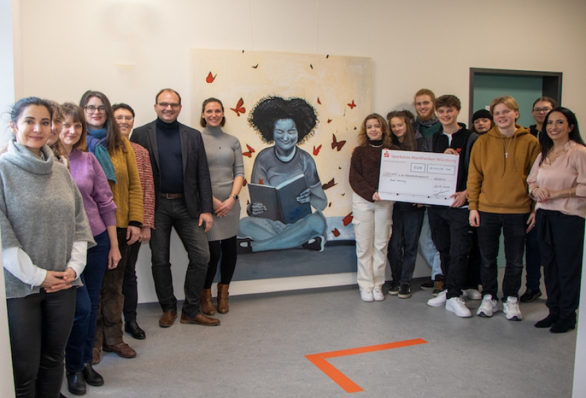 Scheckübergabe: Das Projekt „Lesecafé in der GU Veitshöchheimer Straße“ der Montessori Fachoberschule Würzburg wird von FLYERALARM mit einer Spende von 10.000 Euro unterstützt