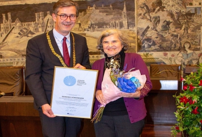 Barbara Honigmann nimmt den ersten Jehuda-Amichai-Literaturpreis der Stadt Würzburg aus den Händen von Oberbürgermeister Christian Schuchardt entgegen.  Foto: Petra Steinbach