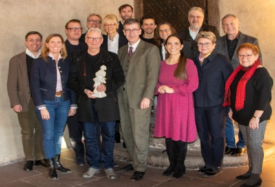 Johannes Engels mit Tanzendem Schäfer im Kreise von Freunden und Weggefährten.  V.l.n.r.: Finanz- und Personalreferent Robert Scheller, Bürgermeisterin Judith Roth-Jörg, Rocco Engels, Johannes Engels, Klaus Hiltrop (dahinter), Dr. Pia Beckmann, Oberbürgermeister Christian Schuchardt, Prof. Andreas Mildner (dahinter), Ivan Turkalj, Stadträtin Christiane Kerner, Sozialreferentin und Bezirksrätin Dr. Hülya Düber, Axel Janz, Sabine Unckell, Kulturamtsleiter Klaus Heuberger, Altbürgermeisterin Marion Schäfer-Blake.    Fotos: Petra Steinbach