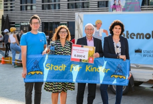 Damit die Skateboards weiter rollen: Scheckübergabe der Sparkassenstiftung an den Verein „Stadt für Kinder“ und die Stadt Würzburg. V.li: Kilian Schick (Kommunale Jugendarbeit Stadt Würzburg), Stadträtin Barbara Lehrieder (Vorsitzende Stadt für Kinder e.V.), Rainer Ankenbrand (Sparkassenstiftung Würzburg), Katharina Hupp (stellv. Fachbereichsleitung Jugend und Familie, Stadt Würzburg). Foto: Daniel Peter