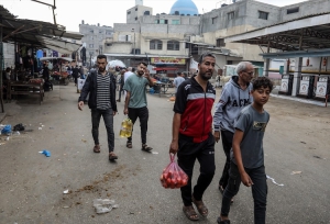 İsrail ordusunun, abluka altındaki Gazze Şeridi&#039;ne 7 Ekim&#039;den bu yana yoğun bombardımanı sürüyor. İ srail ordusunun hem havadan hem karadan yoğun bombardımanına maruz kalan Gazze Şeridi&#039;nin Refah kentindeki Filistinliler, günlük yaşamlarını sürdürmeye çalışıyor. İsrail, 8 Ekim&#039;de Gazze&#039;ye yönelik su, elektrik, gıda ve diğer temel hizmetleri kesme kararı almıştı.