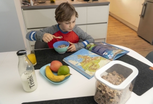 Ein ausgewogenes Frühstück fördert bei Kindern Aufmerksamkeit und Gedächtnisleistung. © AOK-Bundesverband