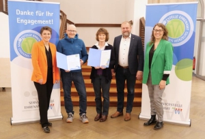 Inge Bayerlein (Mitte) und Thomas Stölzner (2. von links) erhielten jüngst die 11.000. und 11.001. Bayerische Ehrenamtskarte im Landkreis Würzburg. Es gratulierten (links) Sabine Wendel und Kerstin Gressel (rechts) von der Servicestelle Ehrenamt am Landratsamt sowie Landrat Thomas Eberth. Foto: Christian Schuster