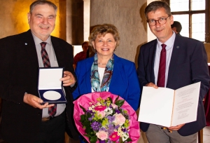 Die Medaille des Oberbürgermeisters für persönliche Verdienste erhielt Bernhard Schlereth (li.). Mitte Gattin Christl Schlereth, re. Oberbürgermeister Christian Schuchardt. Foto: Claudia Lother