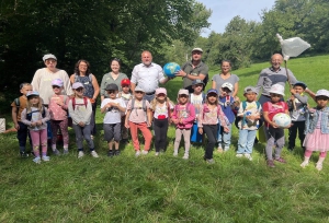 Zum Ende des Kindergartenjahres unternahmen die Vorschulkinder des katholischen Kindergartens Kuratie Heiligste Dreifaltigkeit aus Veitshöchheim eine kurze Reise in den Guttenberger Wald und erfuhren dort unter fachkundiger Anleitung der Energieagentur Unterfranken e.V. vieles rund um den Wald. Landrat Thomas Eberth ließ es sich nicht nehmen, den Start in den Tag mitzuerleben. Foto: Michael Grönert