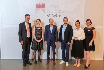 v.l.n.r. Sabine Klingert-Ullherr (Aktivbüro), Sozialreferentin Dr. Hülya Düber, Jürgen Gräf (Verleihung goldene Ehrenamtskarte), Gaby Sillmann (Verleihung blaue Ehrenamtskarte), Alfred Friederich (Verleihung goldene Ehrenamtskarte), Elisabeth Nikolai (Verleihung goldene Ehrenamtskarte), Kristin Funk (Aktivbüro), Oberbürgermeister Christian Schuchardt, Foto: Verena Heymanns